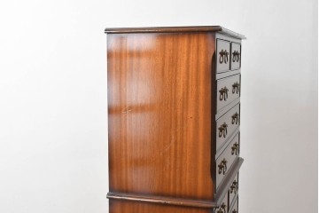 イギリスアンティーク　ウォールナット材　重厚な雰囲気漂うトールチェスト　(R-063486)