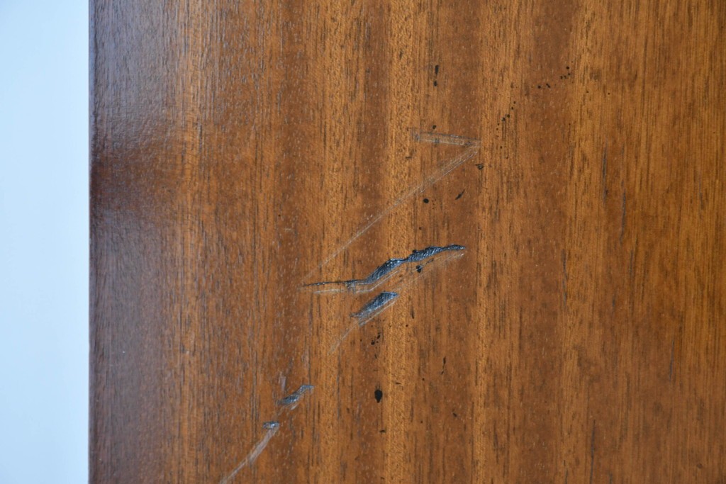 イギリスアンティーク　ウォールナット材　重厚な雰囲気漂うトールチェスト　(R-063486)