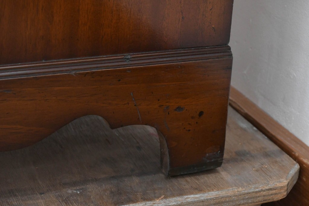 イギリスアンティーク　ウォールナット材　重厚な雰囲気漂うトールチェスト　(R-063486)