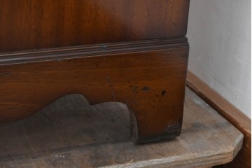 イギリスアンティーク　ウォールナット材　重厚な雰囲気漂うトールチェスト　(R-063486)