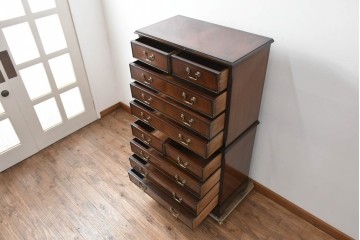 イギリスアンティーク　ウォールナット材　重厚な雰囲気漂うトールチェスト　(R-063486)