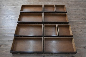 イギリスアンティーク　ウォールナット材　重厚な雰囲気漂うトールチェスト　(R-063486)