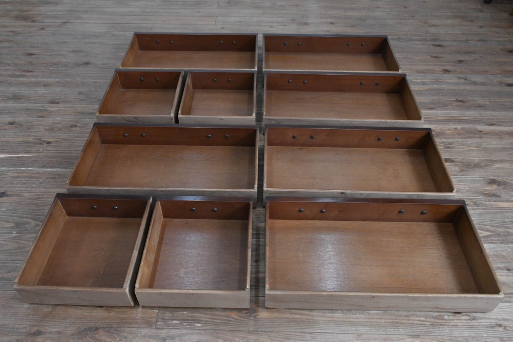 イギリスアンティーク　ウォールナット材　重厚な雰囲気漂うトールチェスト　(R-063486)