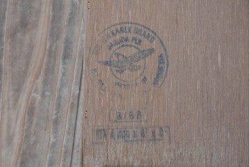 イギリスアンティーク　ウォールナット材　重厚な雰囲気漂うトールチェスト　(R-063486)