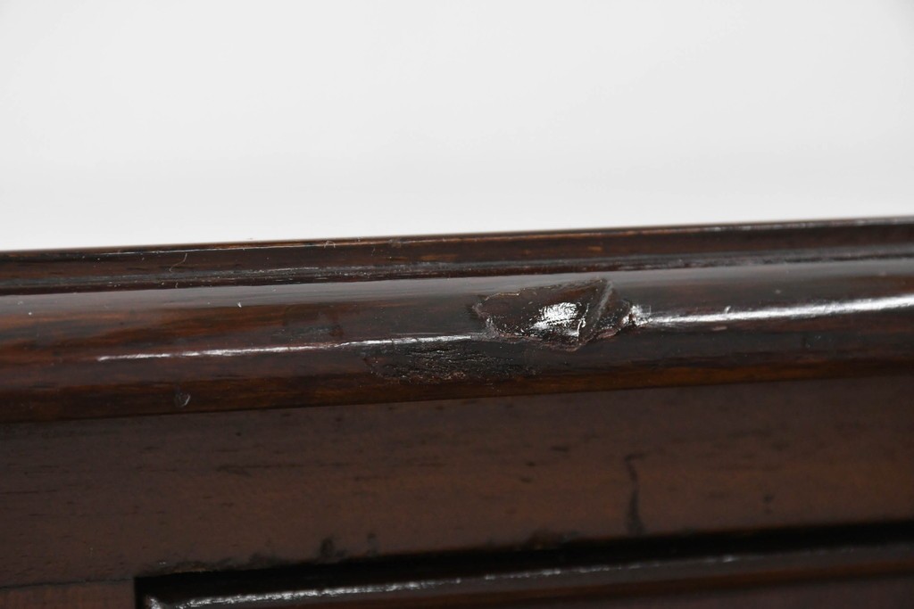 イギリスアンティーク　ウォールナット材　重厚な雰囲気漂うトールチェスト　(R-063486)