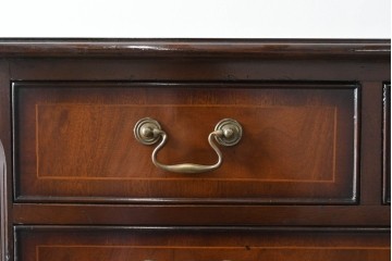 イギリスアンティーク　ウォールナット材　重厚な雰囲気漂うトールチェスト　(R-063486)