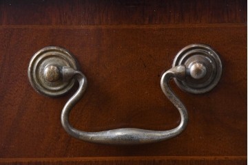 イギリスアンティーク　ウォールナット材　重厚な雰囲気漂うトールチェスト　(R-063486)