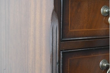 イギリスアンティーク　ウォールナット材　重厚な雰囲気漂うトールチェスト　(R-063486)