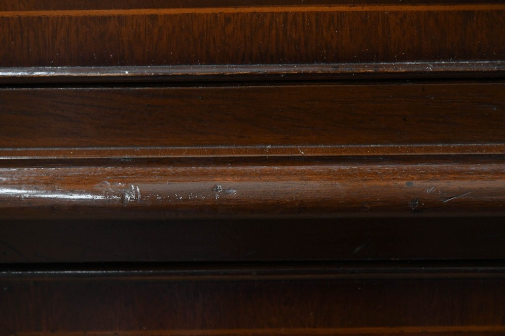 イギリスアンティーク　ウォールナット材　重厚な雰囲気漂うトールチェスト　(R-063486)