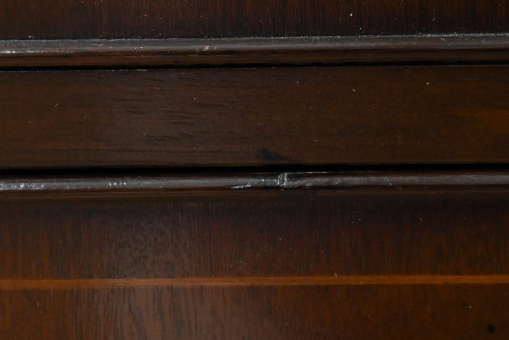 イギリスアンティーク　ウォールナット材　重厚な雰囲気漂うトールチェスト　(R-063486)