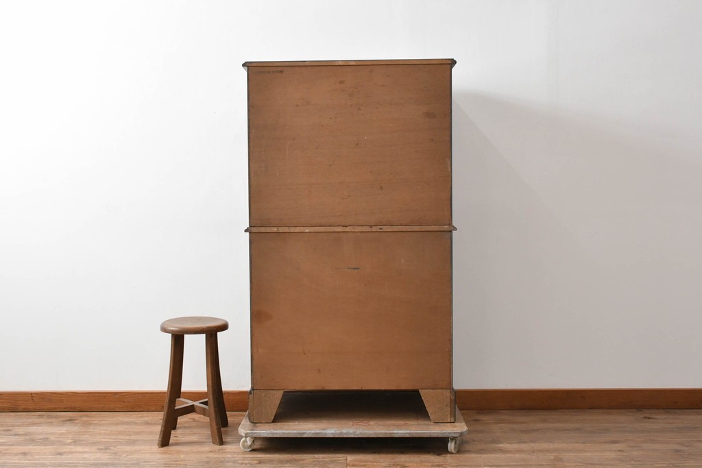 イギリスアンティーク　ウォールナット材　重厚な雰囲気漂うトールチェスト　(R-063486)