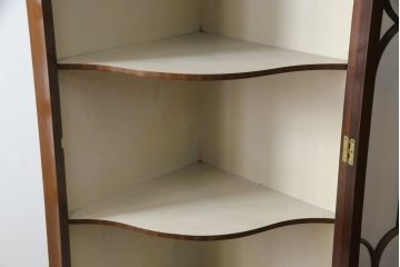 イギリスアンティーク　マホガニー材　クラシカルで上品な佇まいが魅力的なコーナーキャビネット(飾り棚、収納棚、戸棚、英国)(R-063487)