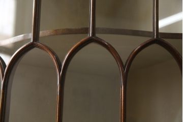 イギリスアンティーク　マホガニー材　クラシカルで上品な佇まいが魅力的なコーナーキャビネット(飾り棚、収納棚、戸棚、英国)(R-063487)