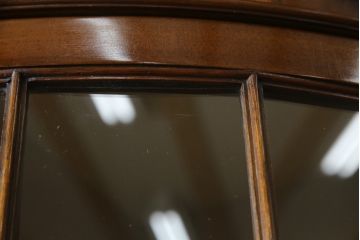 イギリスアンティーク　マホガニー材　クラシカルで上品な佇まいが魅力的なコーナーキャビネット(飾り棚、収納棚、戸棚、英国)(R-063487)