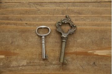 イギリスアンティーク　マホガニー材　クラシカルで上品な佇まいが魅力的なコーナーキャビネット(飾り棚、収納棚、戸棚、英国)(R-063487)