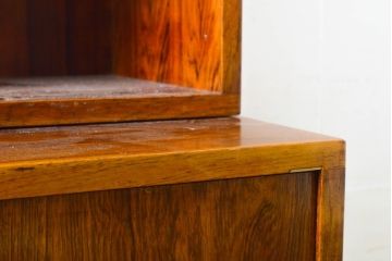 イギリスビンテージ　ローズウッド材　収納できる扉で使用中は開けっ放しOK!小引き出し付きのファイルキャビネット(収納棚、本棚、飾り棚、戸棚、垂直収納扉、ヴィンテージ)(R-063490)
