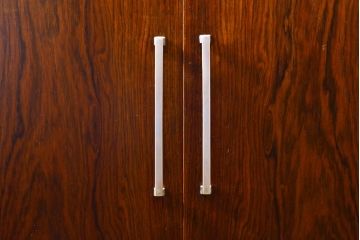 イギリスビンテージ　ローズウッド材　収納できる扉で使用中は開けっ放しOK!小引き出し付きのファイルキャビネット(収納棚、本棚、飾り棚、戸棚、垂直収納扉、ヴィンテージ)(R-063490)
