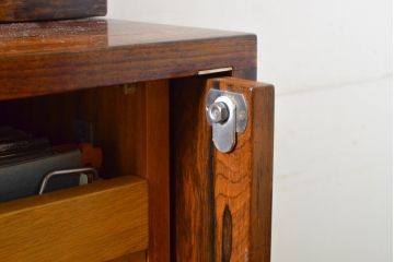 イギリスビンテージ　ローズウッド材　収納できる扉で使用中は開けっ放しOK!ファイルキャビネット(収納棚、本棚、飾り棚、戸棚、垂直収納扉、ヴィンテージ)(R-063491)