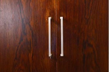 イギリスビンテージ　ローズウッド材　収納できる扉で使用中は開けっ放しOK!ファイルキャビネット(収納棚、本棚、飾り棚、戸棚、垂直収納扉、ヴィンテージ)(R-063491)