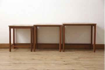 デンマークビンテージ　チーク材　タイルトップ　落ち着いた色味と品のある柄がすてきなネストテーブル(ローテーブル、サイドテーブル、コーヒーテーブル、ヴィンテージ、北欧)(R-063493)