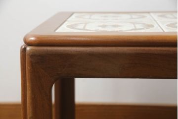 イギリスビンテージ　G-PLAN(ジープラン)　チーク材　花模様が愛らしいタイルトップのローテーブル(サイドテーブル、センターテーブル、コーヒーテーブル、ヴィンテージ)(R-063494)
