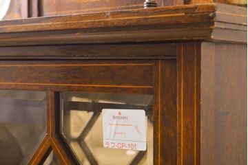 イギリスアンティーク　最高級!!　ローズウッド材　鏡付き　象嵌入り　クラシカルで上品な装飾が目を惹くパーラーキャビネット(飾り棚、戸棚、収納棚、ミラー)(R-063496)