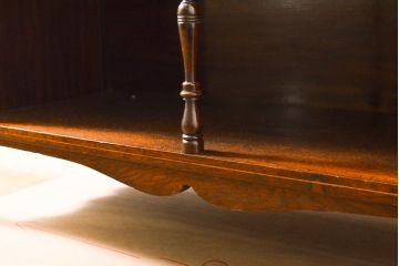 イギリスアンティーク　最高級!!　ローズウッド材　鏡付き　象嵌入り　クラシカルで上品な装飾が目を惹くパーラーキャビネット(飾り棚、戸棚、収納棚、ミラー)(R-063496)