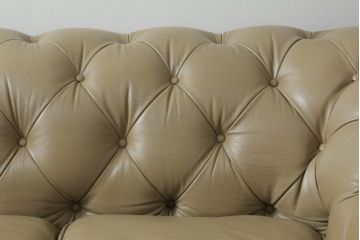 中古　イギリス輸入品　本革(レザー)　高級感溢れる佇まいが魅力のチェスターフィールドソファ(2.5人掛けソファ、3人掛けソファ、アームソファ)(R-063497)
