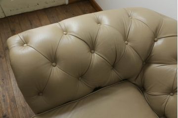 中古　イギリス輸入品　本革(レザー)　高級感溢れる佇まいが魅力のチェスターフィールドソファ(2.5人掛けソファ、3人掛けソファ、アームソファ)(R-063497)