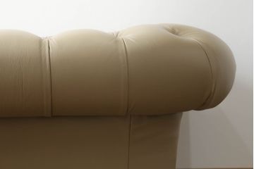 中古　イギリス輸入品　本革(レザー)　高級感溢れる佇まいが魅力のチェスターフィールドソファ(2.5人掛けソファ、3人掛けソファ、アームソファ)(R-063497)