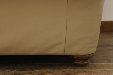 中古　イギリス輸入品　本革(レザー)　高級感溢れる佇まいが魅力のチェスターフィールドソファ(2.5人掛けソファ、3人掛けソファ、アームソファ)(R-063497)