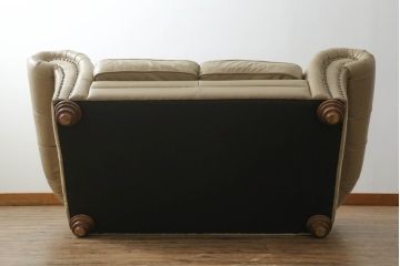 中古　イギリス輸入品　本革(レザー)　高級感溢れる佇まいが魅力のチェスターフィールドソファ(2.5人掛けソファ、3人掛けソファ、アームソファ)(R-063497)