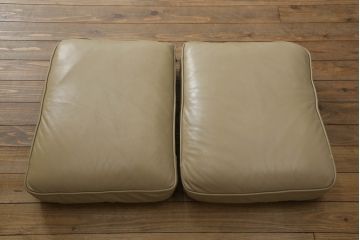 中古　イギリス輸入品　本革(レザー)　高級感溢れる佇まいが魅力のチェスターフィールドソファ(2.5人掛けソファ、3人掛けソファ、アームソファ)(R-063497)