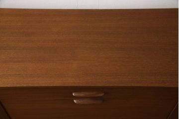 デンマークビンテージ　チーク材　前面R　スタイリッシュなデザインが魅力的なサイドボード(リビングボード、サイドキャビネット、収納棚、戸棚、引き出し、北欧、ヴィンテージ)(R-063499)