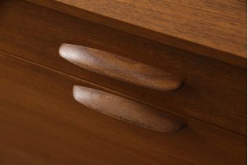 デンマークビンテージ　チーク材　前面R　スタイリッシュなデザインが魅力的なサイドボード(リビングボード、サイドキャビネット、収納棚、戸棚、引き出し、北欧、ヴィンテージ)(R-063499)