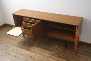 イギリスビンテージ　レア品　希少モデル!　nathan(ネイサン)社　スタイリッシュなサイドボード(サイドキャビネット、リビングボード、収納棚、戸棚、引き出し、ヴィンテージ、北欧)(R-063500)