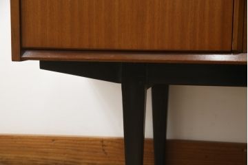 イギリスビンテージ　レア品　希少モデル!　nathan(ネイサン)社　スタイリッシュなサイドボード(サイドキャビネット、リビングボード、収納棚、戸棚、引き出し、ヴィンテージ、北欧)(R-063500)