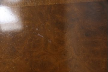 イギリスアンティーク　ウォールナット材　クラシカルな佇まいが魅力的なサイドキャビネット(収納棚、戸棚、引き出し)(R-063503)
