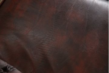 イギリスビンテージ　本革(レザー)　ラグジュアリーな雰囲気を高めるウイングバックソファ(ウィングバックソファ、3人掛けソファ、3P、チェスターフィールドソファ、アームソファ、ヴィンテージ)(R-063505)