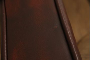 イギリスビンテージ　本革(レザー)　ラグジュアリーな雰囲気を高めるウイングバックソファ(ウィングバックソファ、3人掛けソファ、3P、チェスターフィールドソファ、アームソファ、ヴィンテージ)(R-063505)