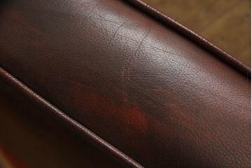 イギリスビンテージ　本革(レザー)　ラグジュアリーな雰囲気を高めるウイングバックソファ(ウィングバックソファ、3人掛けソファ、3P、チェスターフィールドソファ、アームソファ、ヴィンテージ)(R-063505)