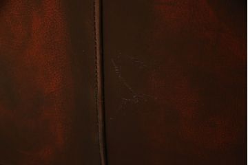 イギリスビンテージ　本革(レザー)　ラグジュアリーな雰囲気を高めるウイングバックソファ(ウィングバックソファ、3人掛けソファ、3P、チェスターフィールドソファ、アームソファ、ヴィンテージ)(R-063505)