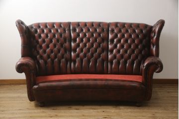 イギリスビンテージ　本革(レザー)　ラグジュアリーな雰囲気を高めるウイングバックソファ(ウィングバックソファ、3人掛けソファ、3P、チェスターフィールドソファ、アームソファ、ヴィンテージ)(R-063505)