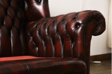 イギリスビンテージ　本革(レザー)　ラグジュアリーな雰囲気を高めるウイングバックソファ(ウィングバックソファ、3人掛けソファ、3P、チェスターフィールドソファ、アームソファ、ヴィンテージ)(R-063505)