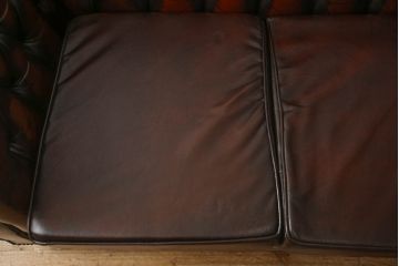 イギリスビンテージ　本革(レザー)　ラグジュアリーな大人の空間を演出するチェスターフィールドソファ(2人掛けソファ、2P、アームソファ、ヴィンテージ)(R-063506)