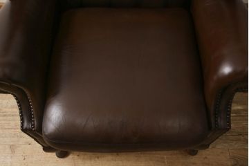 イギリスビンテージ　本革(レザー)　猫脚がお洒落!!上品な佇まいのウイングバックソファ(ウィングバックソファ、アームチェア、1人掛けソファ、1P、ヴィンテージ)(R-063507)