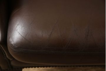 イギリスビンテージ　本革(レザー)　猫脚がお洒落!!上品な佇まいのウイングバックソファ(ウィングバックソファ、アームチェア、1人掛けソファ、1P、ヴィンテージ)(R-063507)