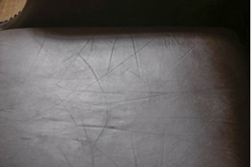 イギリスビンテージ　本革(レザー)　猫脚がお洒落!!上品な佇まいのウイングバックソファ(ウィングバックソファ、アームチェア、1人掛けソファ、1P、ヴィンテージ)(R-063507)