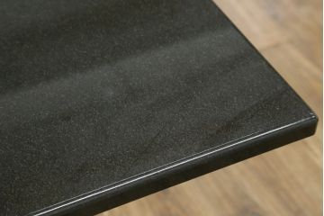 中古　特注　御影石　スタイリッシュでモダンな雰囲気漂うラウンジテーブル(サイドテーブル、コーヒーテーブル)(R-063516)