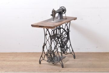 ジャンク品　イギリスアンティーク　アンティークスタイルを演出するディスプレイにおすすめ!!使い込まれた天板の風合いが魅力のシンガーミシン(ミシン台、足踏み、英国)(R-063518)